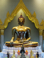 Tour of Wat Trimit with Singapore